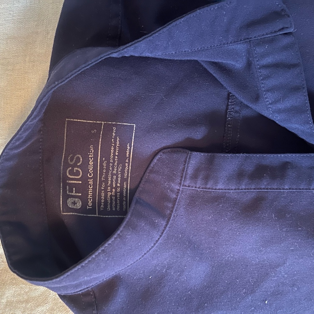 Navy blue figs scrub top small